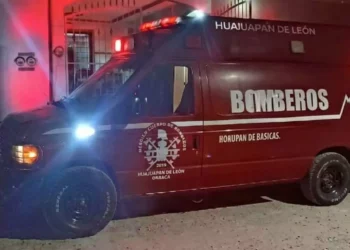 Paramédicos de Bomberos atendieron a la mujer en el lugar.