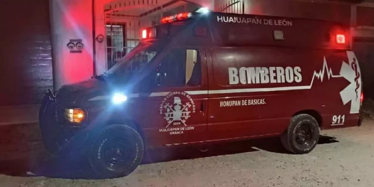 Paramédicos de Bomberos atendieron a la mujer en el lugar.