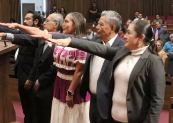 Foto: Adrián Gaytán // Rinden protesta los nuevos integrantes de la CEAMO.