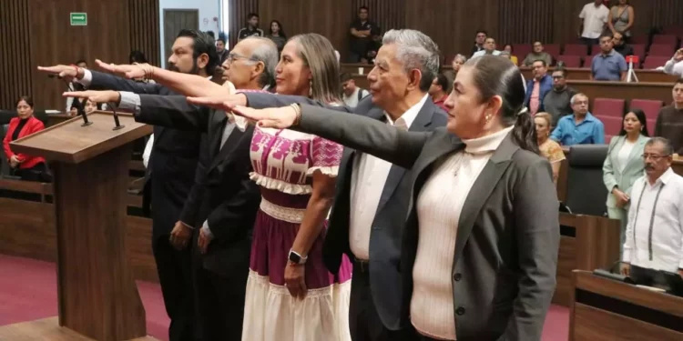 Foto: Adrián Gaytán // Rinden protesta los nuevos integrantes de la CEAMO.