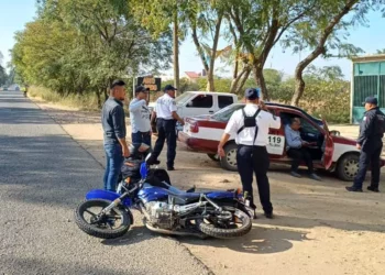 Socorristas de Protección Civil atienden a una motociclista lesionada tras ser embestida por un taxi en Ocotlán.