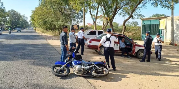 Socorristas de Protección Civil atienden a una motociclista lesionada tras ser embestida por un taxi en Ocotlán.