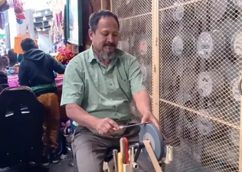 Fotos: Lisbeth Mejía Reyes // Desde hace 36, don Inocente Rafael Pacheco Vásquez ha pedaleado para sacar filo a los cuchillos en los mercados y los hogares de la ciudad.