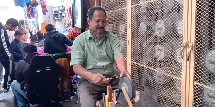 Fotos: Lisbeth Mejía Reyes // Desde hace 36, don Inocente Rafael Pacheco Vásquez ha pedaleado para sacar filo a los cuchillos en los mercados y los hogares de la ciudad.