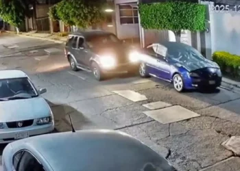 Cámaras captaron el momento en que la camioneta impacta al Mazda.