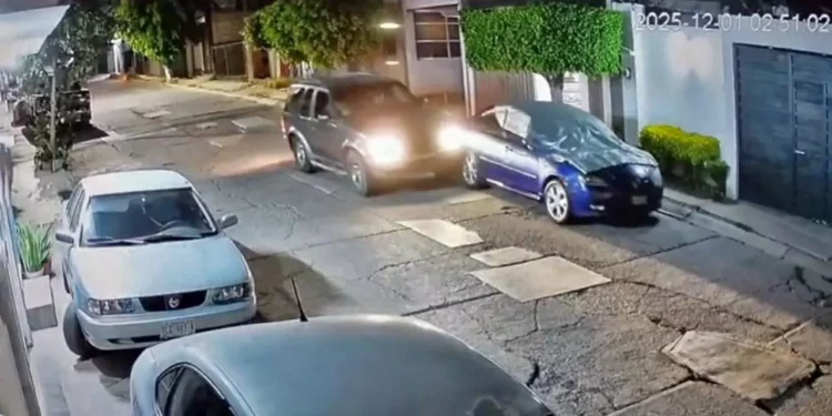Cámaras captaron el momento en que la camioneta impacta al Mazda.