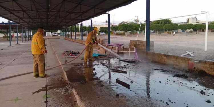 Controlan incendio en un puesto de comida dentro del tianguis de la colonia Aviación.