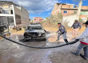 El vehículo terminó calcinado.