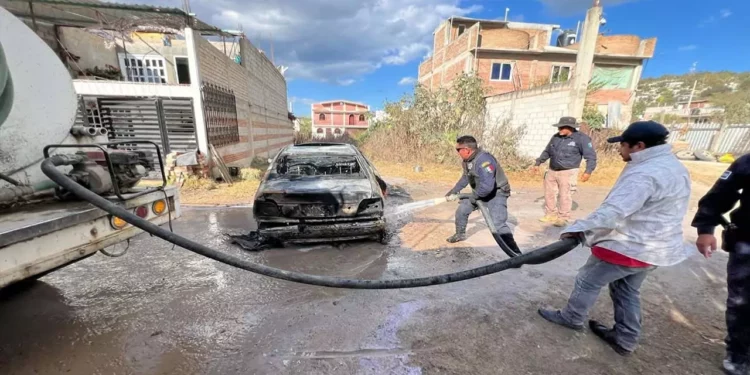 El vehículo terminó calcinado.