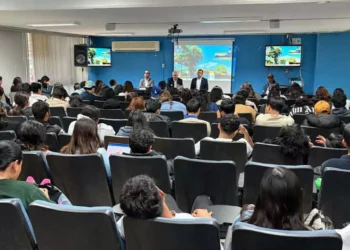 Estudiantes de Administración de la UABJO, asistieron al conversatorio.