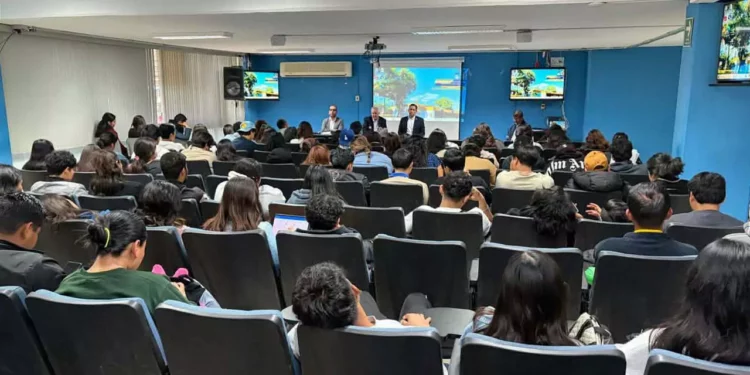 Estudiantes de Administración de la UABJO, asistieron al conversatorio.