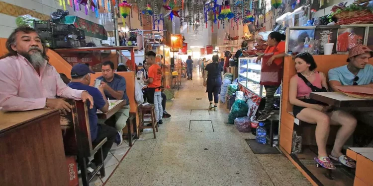 Foto: Adrián Gaytán // El tradicional pasillo del Humo y la demanda de eliminar el uso de plásticos en el lugar.