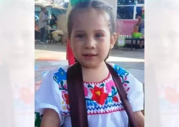 Al momento de desaparecer vestía camisa manga larga con moños color rosa, pantalón rojo con rayas en color negro.