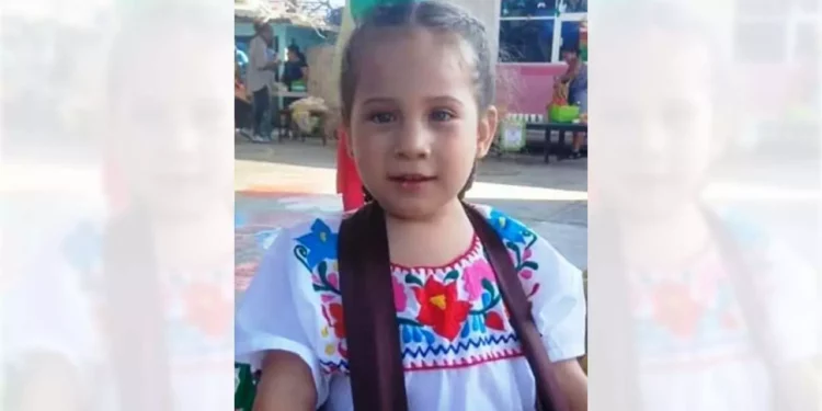 Al momento de desaparecer vestía camisa manga larga con moños color rosa, pantalón rojo con rayas en color negro.