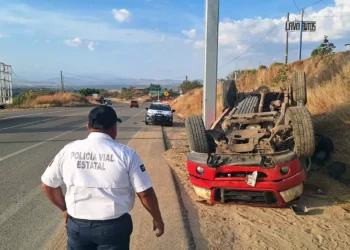 La camioneta quedó volcada con las llantas hacia arriba; el conductor fue trasladado con lesiones graves.
