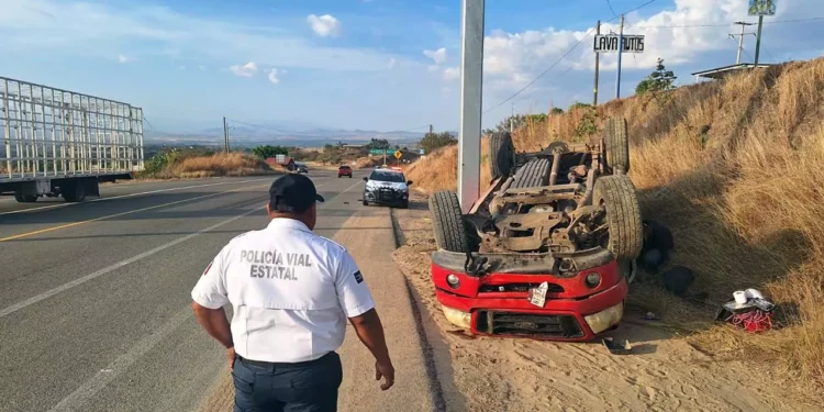 La camioneta quedó volcada con las llantas hacia arriba; el conductor fue trasladado con lesiones graves.