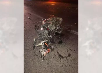 La motocicleta quedó destruida tras el impacto en la federal 190. Foto: Fernando Santiago