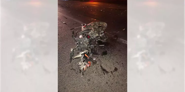 La motocicleta quedó destruida tras el impacto en la federal 190. Foto: Fernando Santiago
