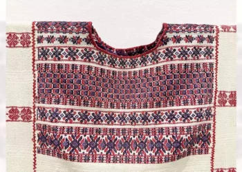 Foto: Museo Textil de Oaxaca // Los huipiles de San Pedro Amuzgos se distinguen de los de comunidades vecinas por la predominancia del rojo.