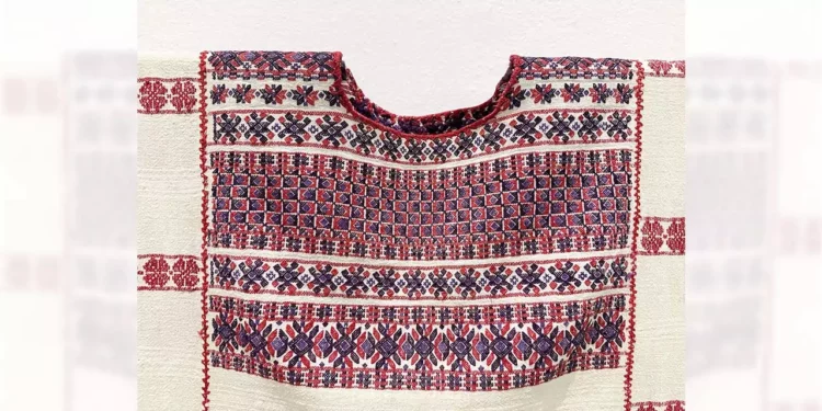 Foto: Museo Textil de Oaxaca // Los huipiles de San Pedro Amuzgos se distinguen de los de comunidades vecinas por la predominancia del rojo.