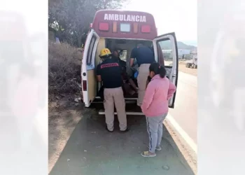 Motociclista recibe atención de Bomberos tras colisionar con un taxi en la entrada a la colonia San Mateo.