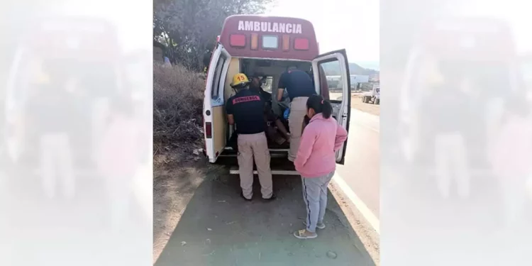 Motociclista recibe atención de Bomberos tras colisionar con un taxi en la entrada a la colonia San Mateo.