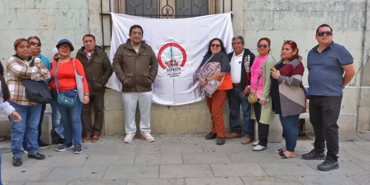 Foto: Adrián Gaytán // Integrantes del sindicato alterno de salud insisten en demandar bonos de fin de año.