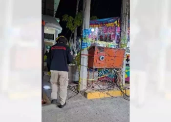 Un módulo generador de energía se encontraba sacando chispas.