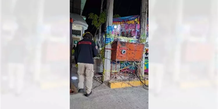 Un módulo generador de energía se encontraba sacando chispas.