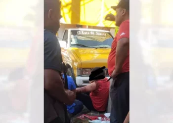 Escena del taxista tras ser atacado con arma blanca en un altercado vial frente al Oxxo de Nuño del Mercado.