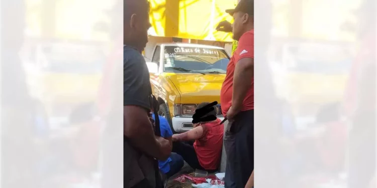 Escena del taxista tras ser atacado con arma blanca en un altercado vial frente al Oxxo de Nuño del Mercado.