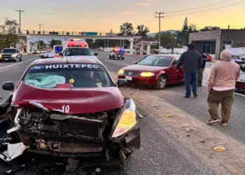 Taxi foráneo y vehículo particular colisionaron en la carretera 131, frente a los Hospitales del Niño y de la Mujer; varios pasajeros resultaron lesionados y fueron trasladados a un hospital.