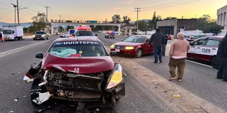 Taxi foráneo y vehículo particular colisionaron en la carretera 131, frente a los Hospitales del Niño y de la Mujer; varios pasajeros resultaron lesionados y fueron trasladados a un hospital.