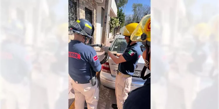 Bomberos y Protección Civil retiraron el cableado caído tras el paso de una unidad que huyó de la zona.