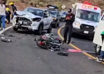 El conductor de la motocicleta perdió el control y se impactó de frente con un vehículo marca Nissan Magnite.