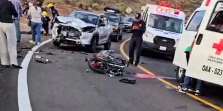 El conductor de la motocicleta perdió el control y se impactó de frente con un vehículo marca Nissan Magnite.