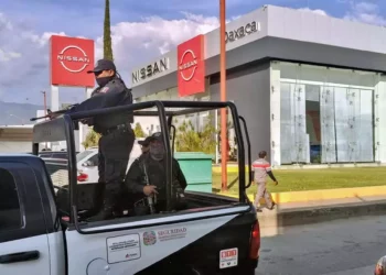 Los delincuentes utilizaron dos taxis amarillos como vehículos de escape tras robar más de 1.5 millones de pesos.