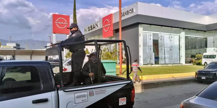 Los delincuentes utilizaron dos taxis amarillos como vehículos de escape tras robar más de 1.5 millones de pesos.