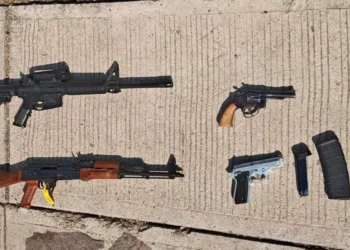 Los elementos estatales aseguraron las armas para ser puestas a disposición de la autoridad competente.