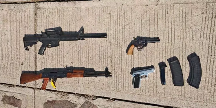 Los elementos estatales aseguraron las armas para ser puestas a disposición de la autoridad competente.
