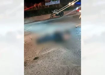 Un fuerte accidente cobró la vida de un motociclista; su unidad quedó a la orilla de la carretera.
