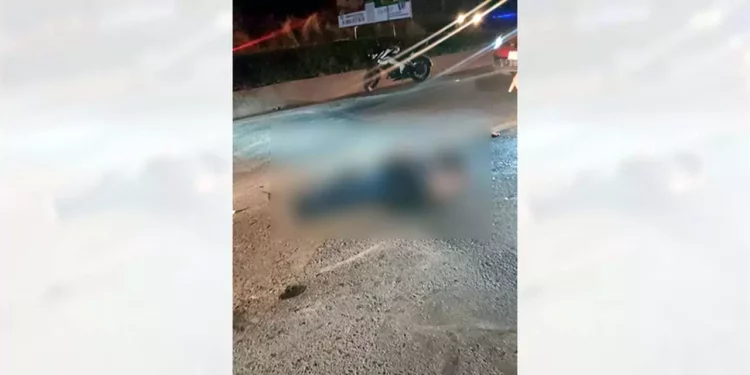 Un fuerte accidente cobró la vida de un motociclista; su unidad quedó a la orilla de la carretera.