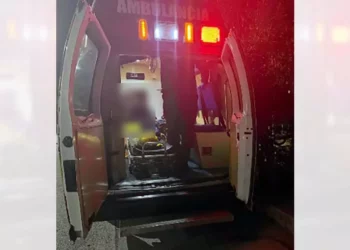 Joven sufre accidente en carretera.
