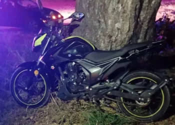 Paramédicos voluntarios atendieron a la mujer lesionada tras el choque entre su motocicleta y una camioneta en los Huamuches.