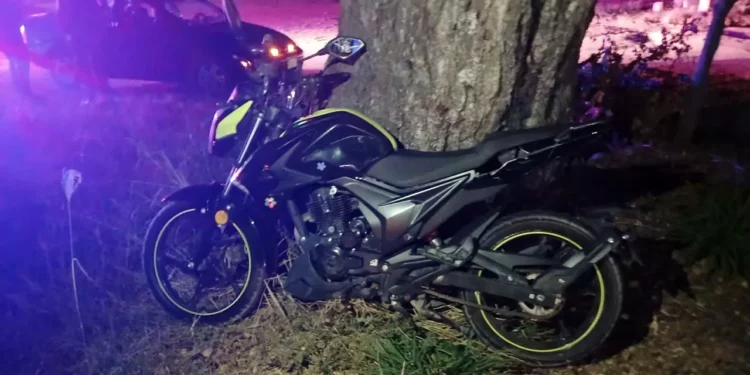 Paramédicos voluntarios atendieron a la mujer lesionada tras el choque entre su motocicleta y una camioneta en los Huamuches.