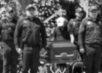 Foto: ilustrativa // Después del homenaje póstumo un par de patrullas trasladaron el cuerpo inerte y algunas coronas en memoria de Óscar Constantino al panteón de su localidad.