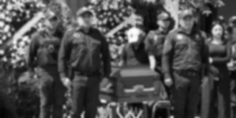 Foto: ilustrativa // Después del homenaje póstumo un par de patrullas trasladaron el cuerpo inerte y algunas coronas en memoria de Óscar Constantino al panteón de su localidad.