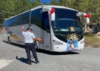 Los oficiales también brindan apoyo a personas conductoras locales y turistas que requieren asistencia mecánica o atención de urgencia.