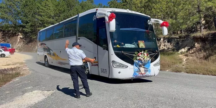Los oficiales también brindan apoyo a personas conductoras locales y turistas que requieren asistencia mecánica o atención de urgencia.