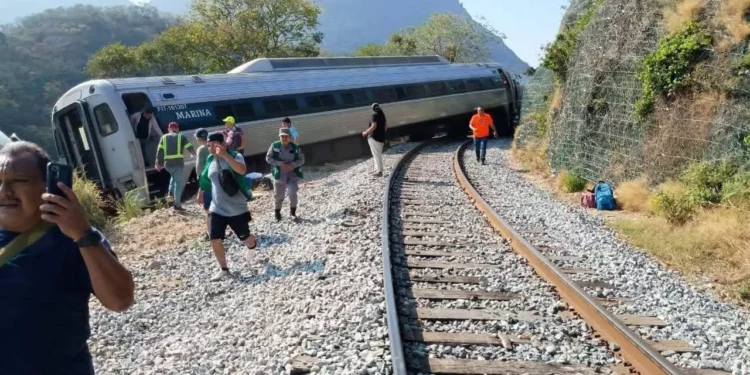 Revisarán caja negra tras accidente del Interoceánico en Oaxaca; siguen 44 personas hospitalizadas